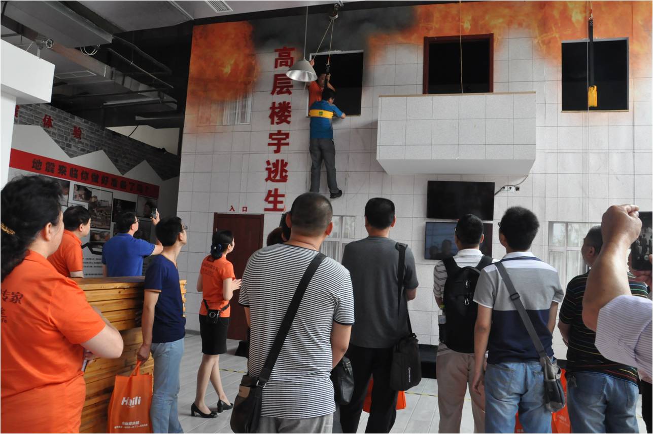 中国南车集团员工进行走进基地高层缓降消防技能演习 - 复件.jpg